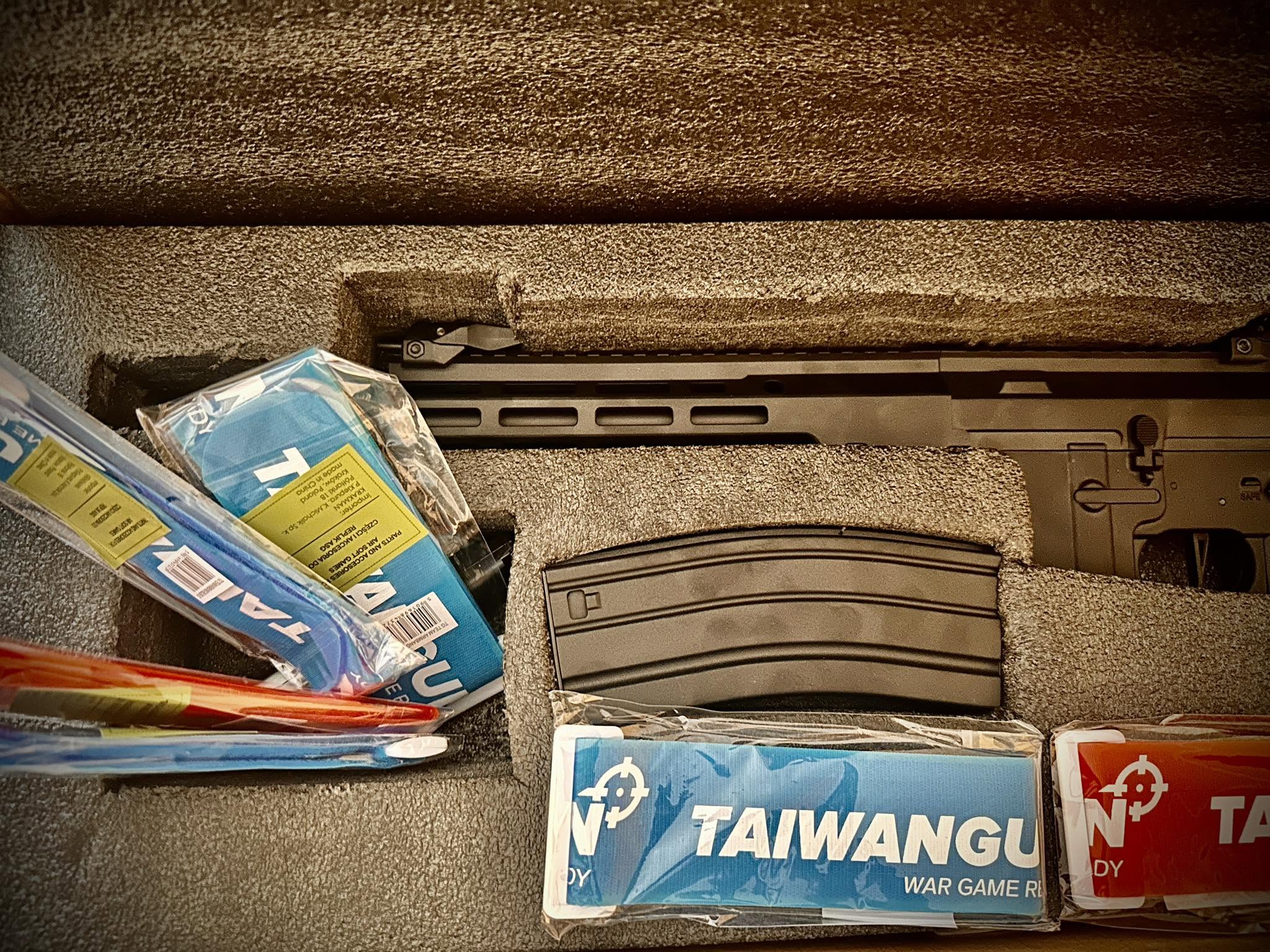 Replika z magazynkami i akcesoriami w walizce, zestaw od Taiwangun