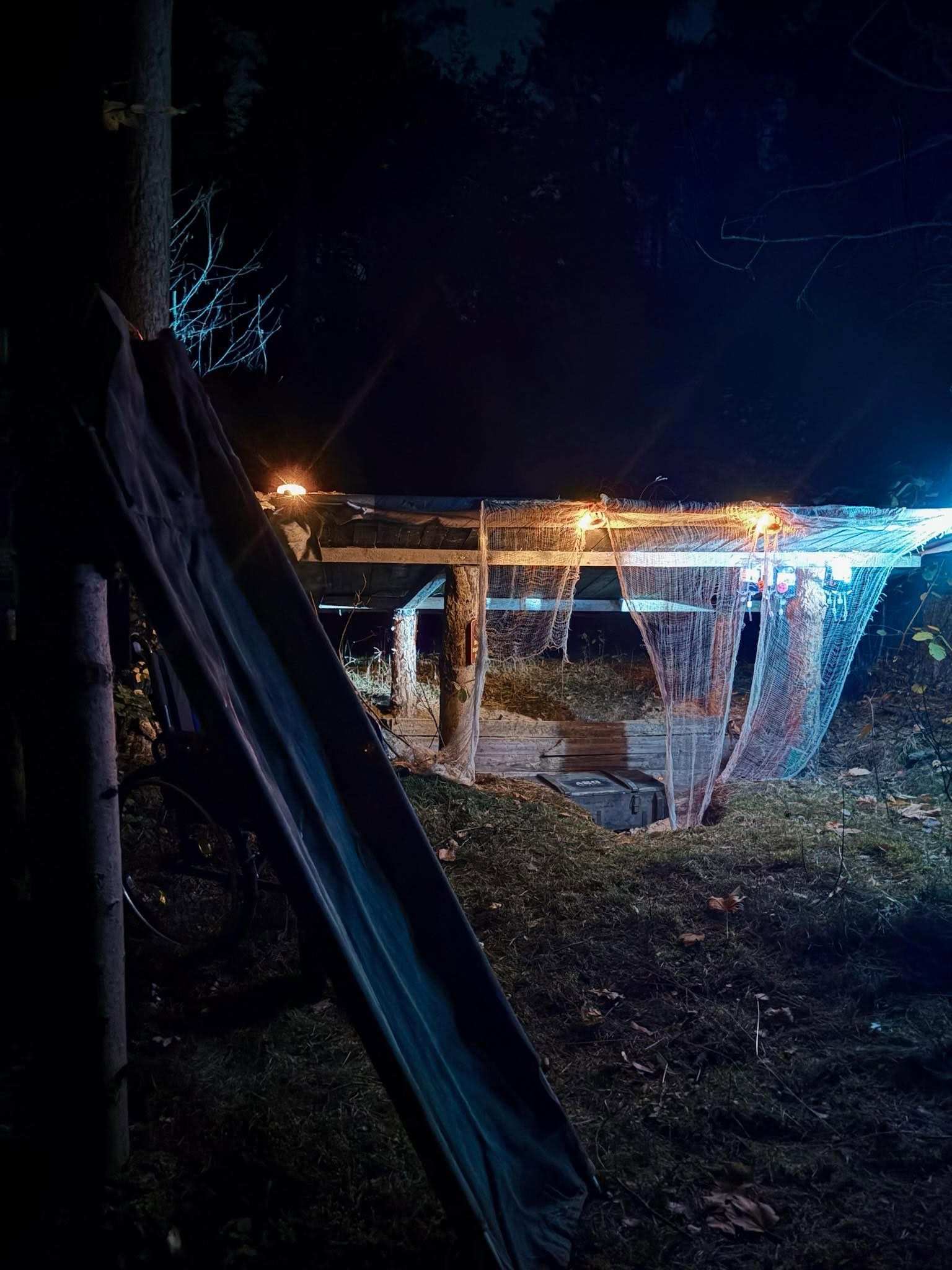 Nocna lokacja w lesie z tkaninami i kolorowym oświetleniem