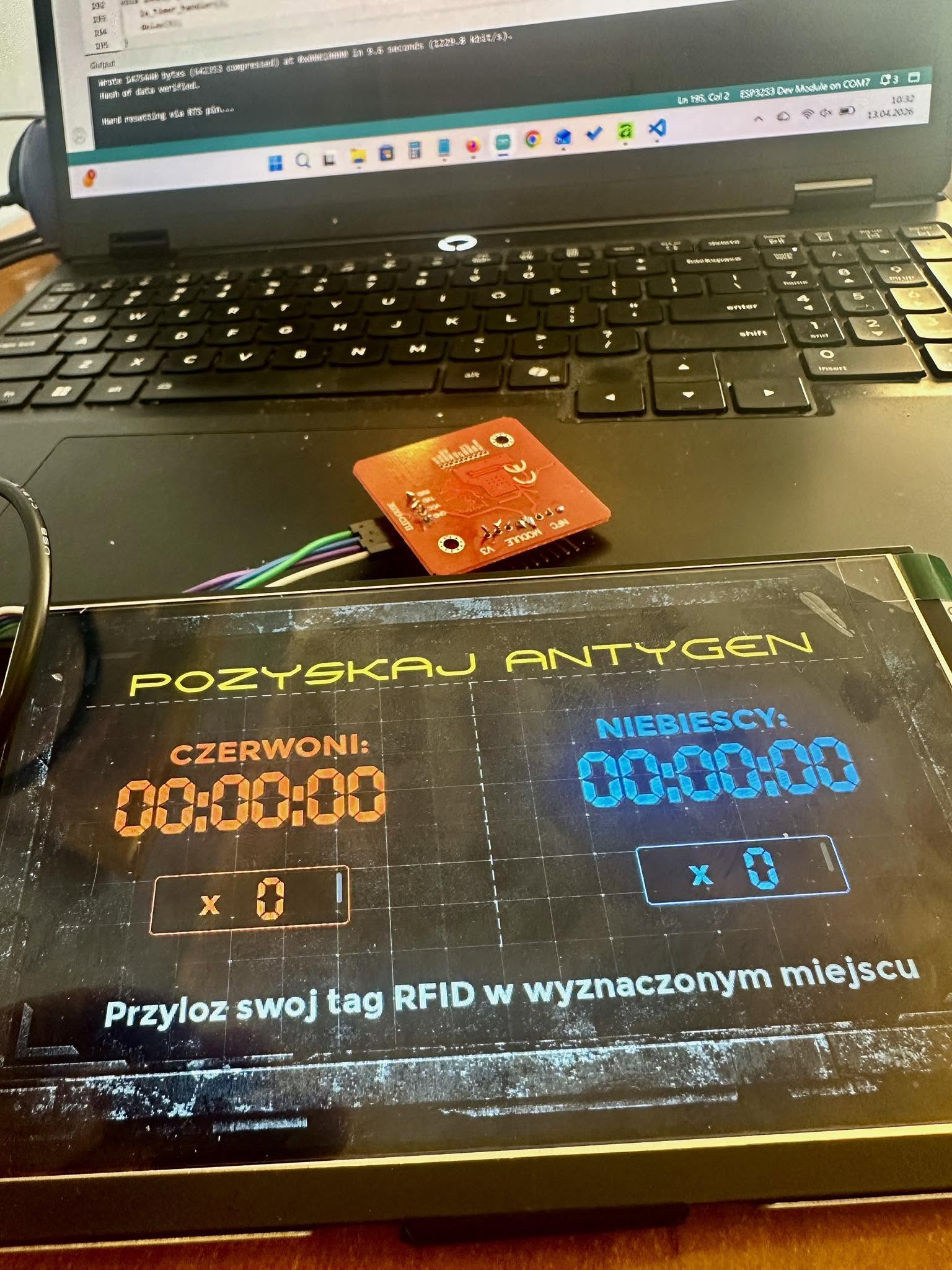 Urządzenie RFID do zadania „Pozyskaj antygen” podczas prac nad elektroniką.
